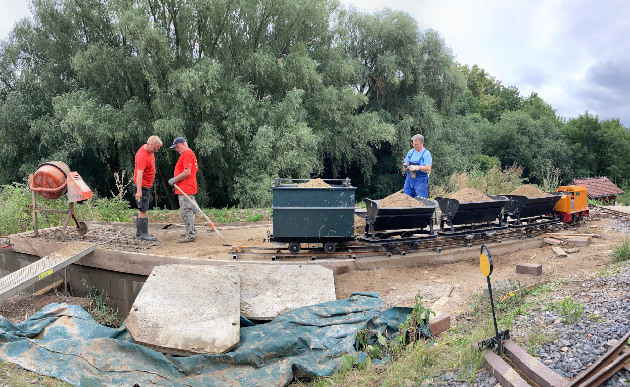 Tunnelröhre und Stützmauer im Bau