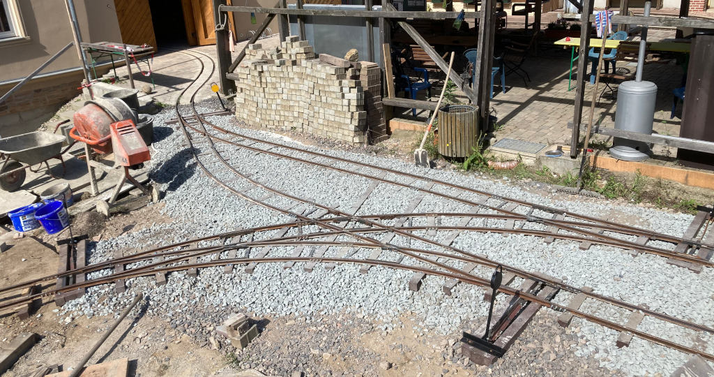 Tunnelröhre und Stützmauer im Bau