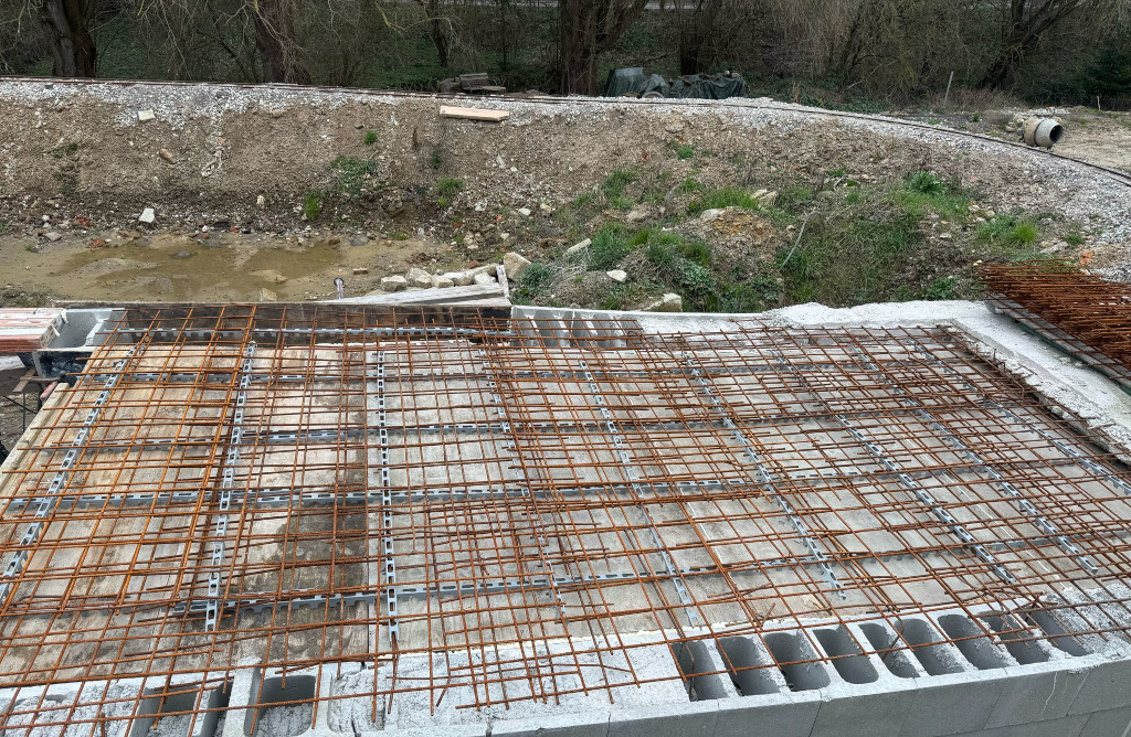 Tunnelröhre und Stützmauer im Bau