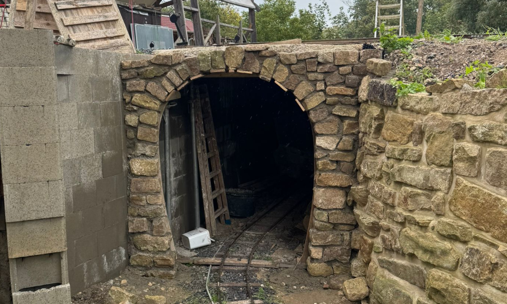 Tunnelröhre und Stützmauer im Bau